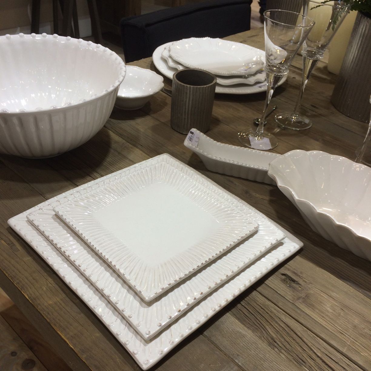 Paris - Assiette de présentation  carrée en faience décor renaissance  