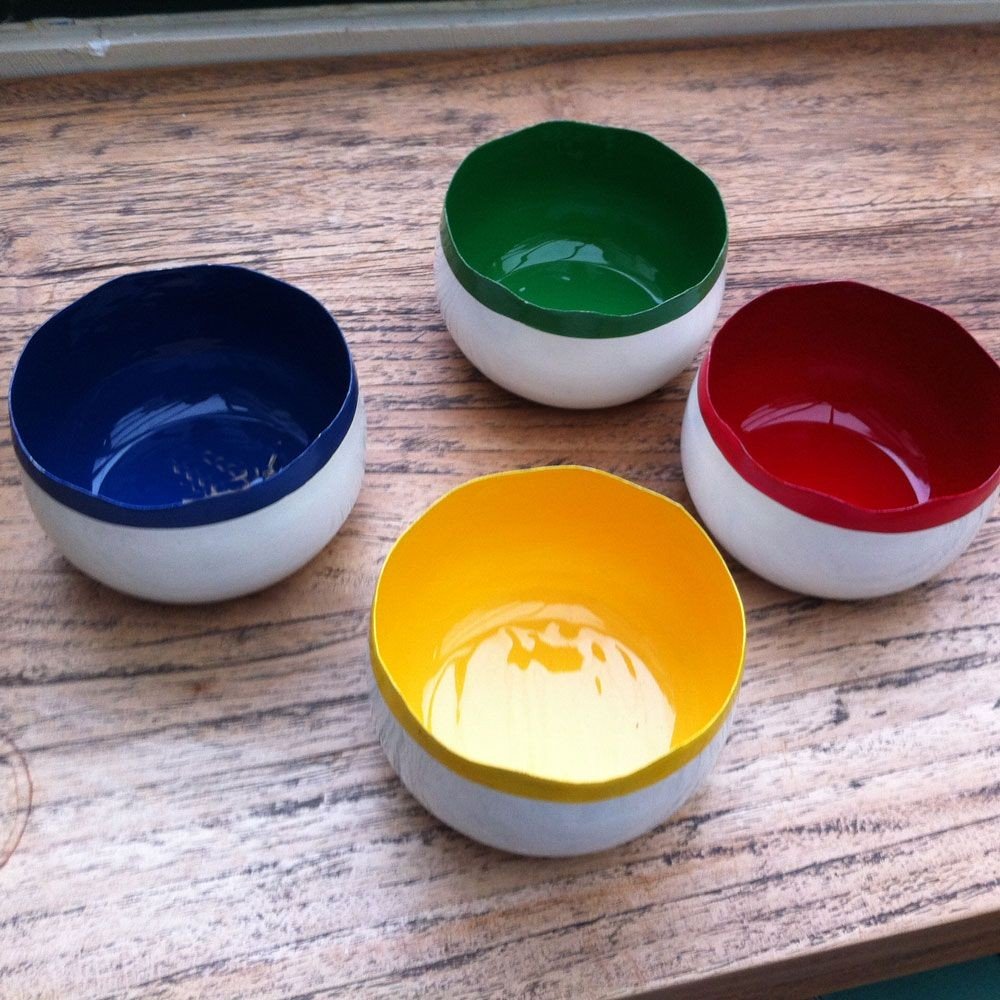 Couleurs  -  jolis bols  en métal émaillé couleurs  assorties ( par4)